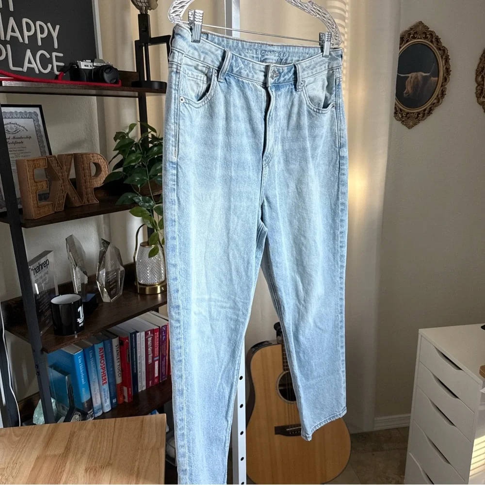 American Eagle Women’s Strigid Mom Light Blue Jeans Size 12 XShort - Picture 3 of 10